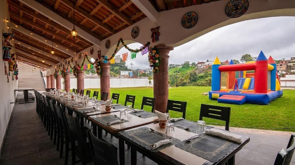 Zona de Arcos con Jardín